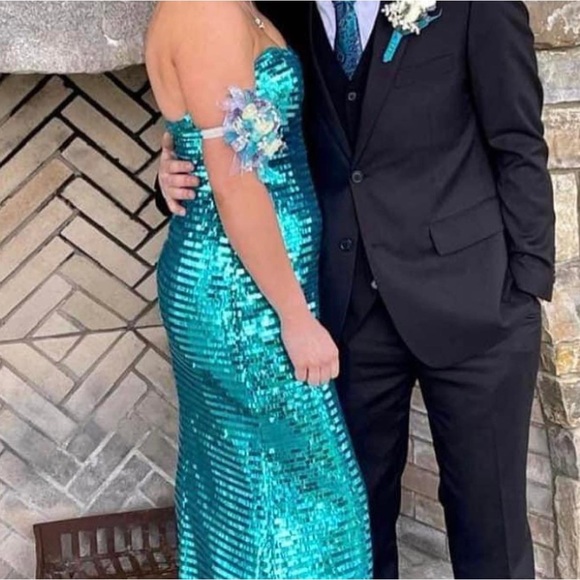 Size 8 but it’s a little smaller fit me and I’m normally 4-6 but can adjust - Picture 4 of 5